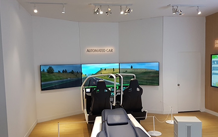 Développement de contenus pour l’affichage tête haute (HUD) autostéréoscopique du cockpit présenté au Mondial de l’Automobile de Paris 2016.