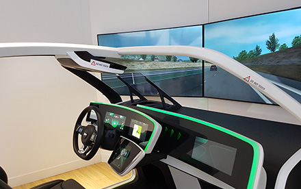 Développement de contenus pour l’affichage tête haute (HUD) autostéréoscopique du cockpit présenté au Mondial de l’Automobile de Paris 2016.