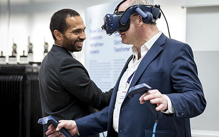 Assistance technique sur le stand VR d'Alstom lors du salon suisse Swissrail Mobility Day.